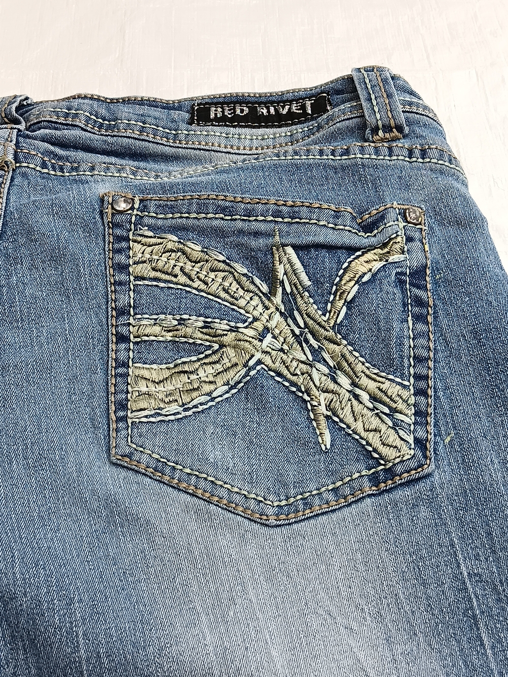 Red Rivet Red-Accented Denim Label Detail - Picture 13 of 13